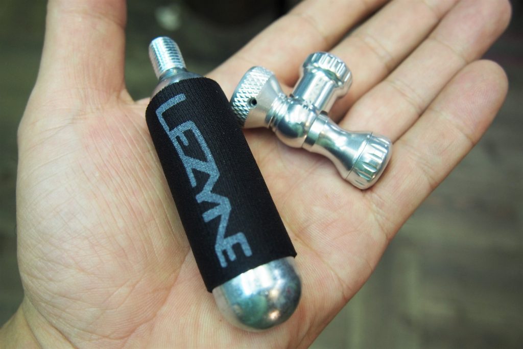 Blog 走行中にパンクしたらどうしよう サイクリングの必需品 Lezyne レザイン Co2インフレーター 京都のスポーツ自転車専門 エイリン丸太町店