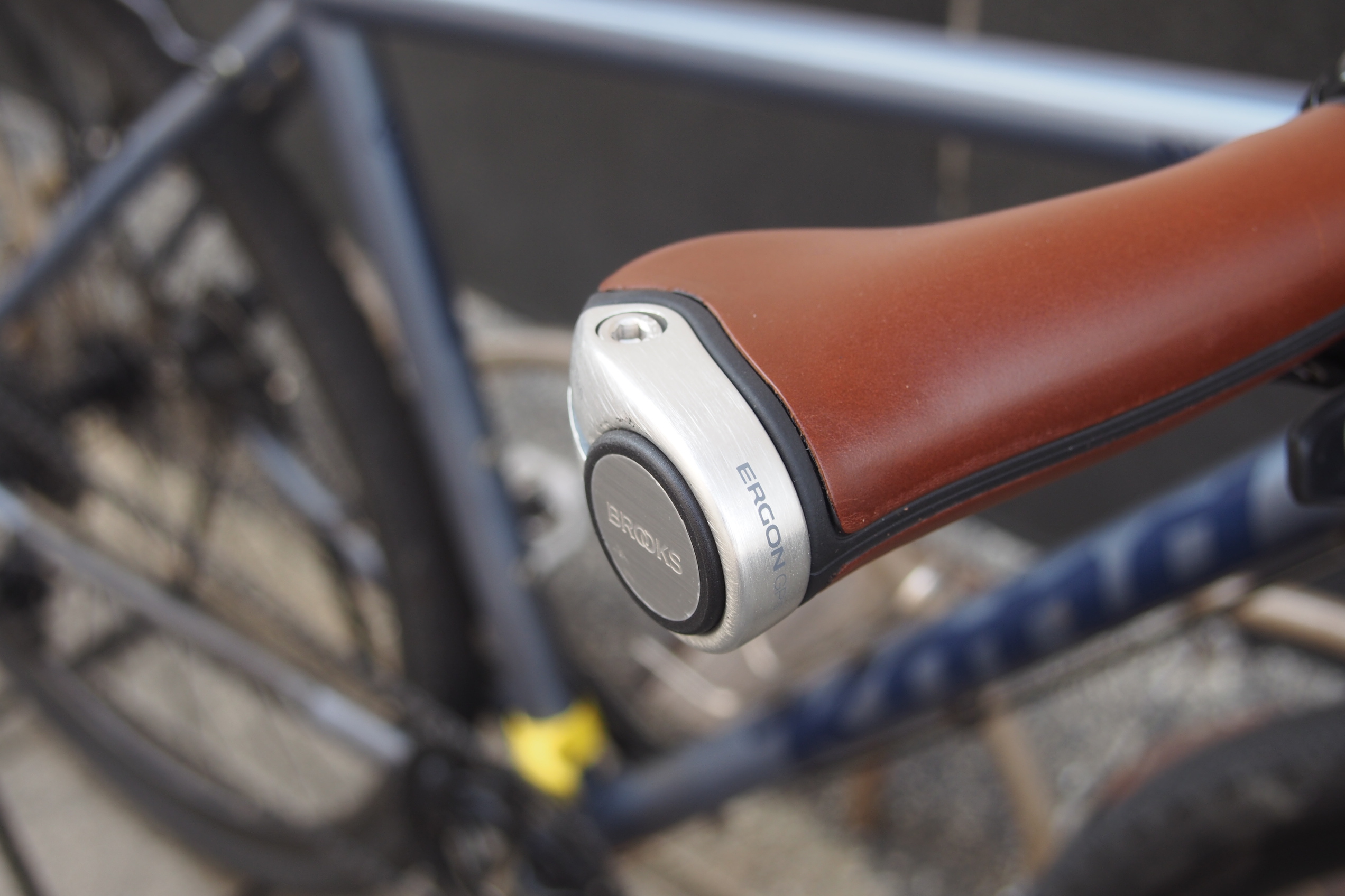 knal Technologie Maken BLOG レザーの風合いと人間工学に基く握りやすさが魅力的～Brooks / ブルックス ERGON GP1 LEATHER GRIPS～ |  京都のスポーツ自転車専門 エイリン丸太町店