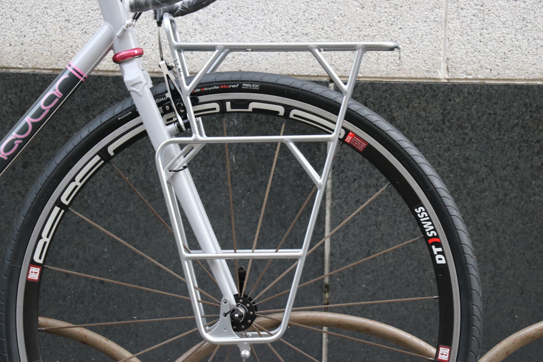 Blog Nittoとツーリングバイクブランドのコラボから生まれたカッコよく頑丈なフロントキャリア Nitto ニットー Big Front Rack 34f 京都のスポーツ自転車専門 エイリン丸太町店