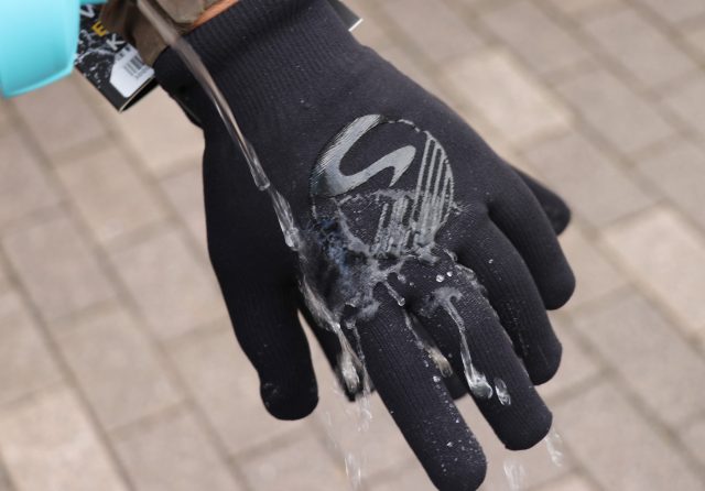 《大好きです》今年も再入荷しています◎完全防水だけどゴワゴワしないサイクリンググローブ【 ShowersPass(シャワーズパス) 】Crosspoint Waterproof Knit Gloves
