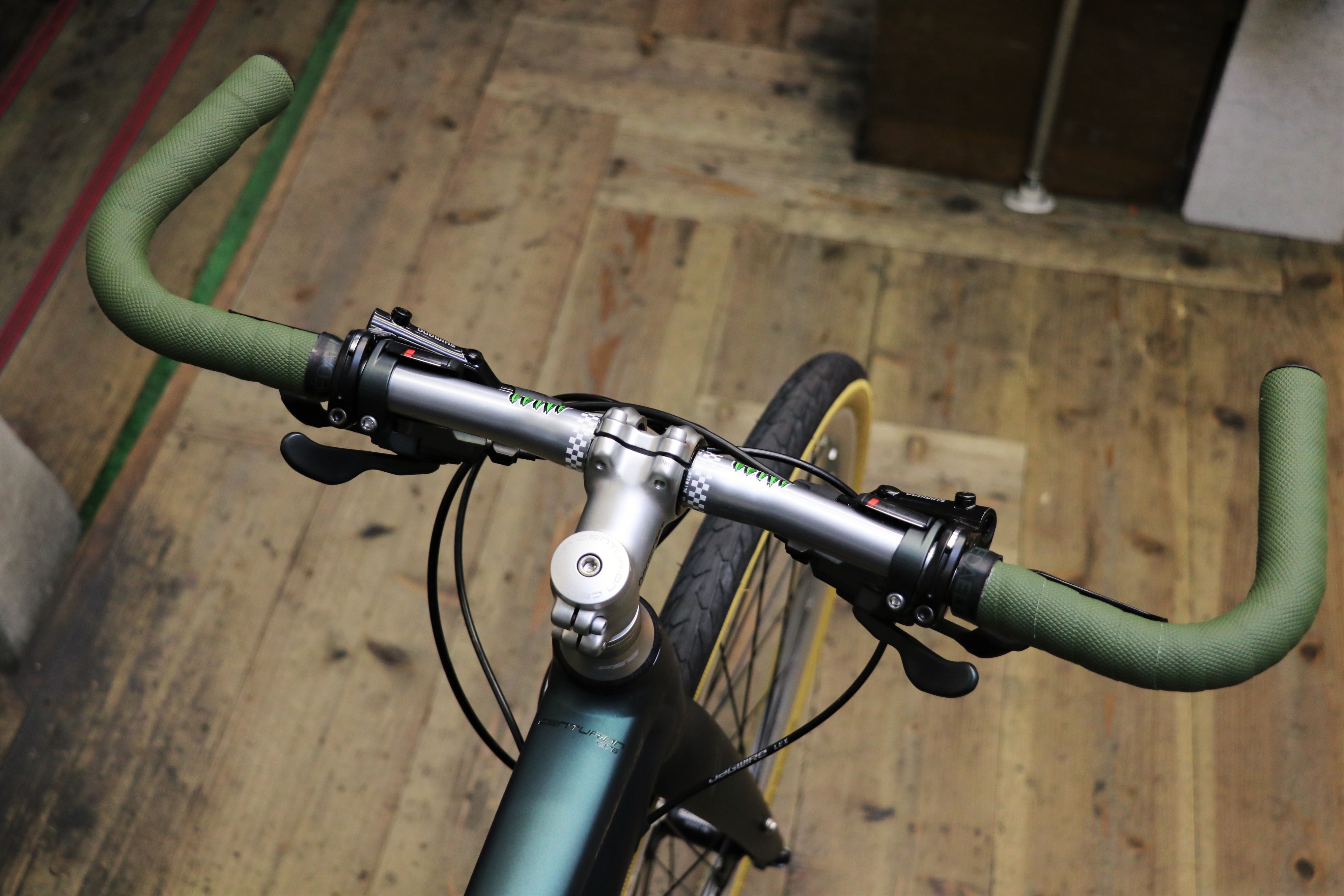 新作人気モデル 自転車 ブルホーンバー ブルホーン ハンドル フラット 400ｍｍ φ25.4mm