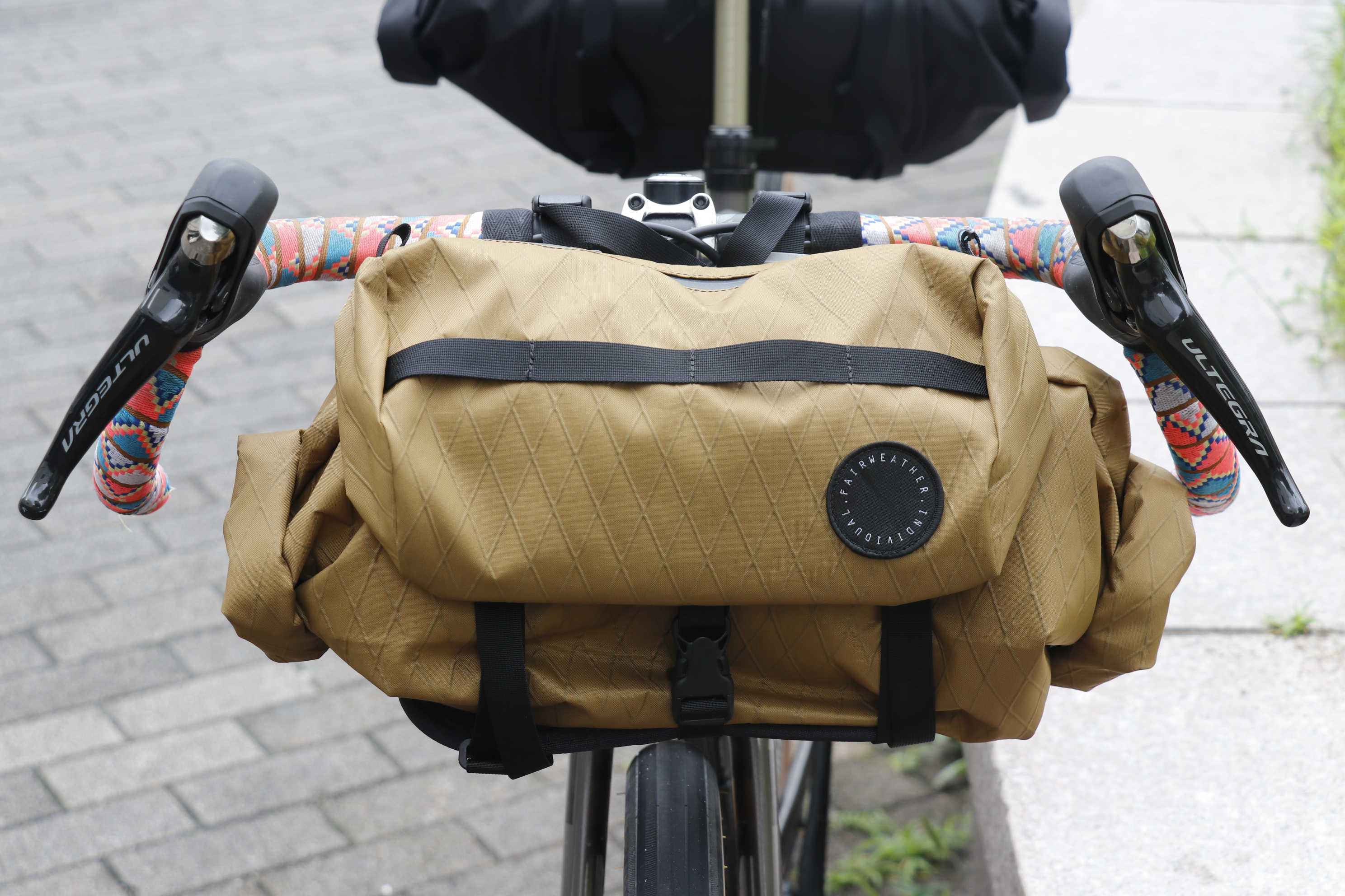 BLOG ハンドルorサドル 両方OK！強度、軽さ、防水性を兼ね備える「X-PAC」採用バイクパッキングバッグ【 FAIRWEATHER /  フェアウェザー 】 “Handlecar bag +/ハンドルバーバッグプラス” | 京都のスポーツ自転車専門 エイリン丸太町店