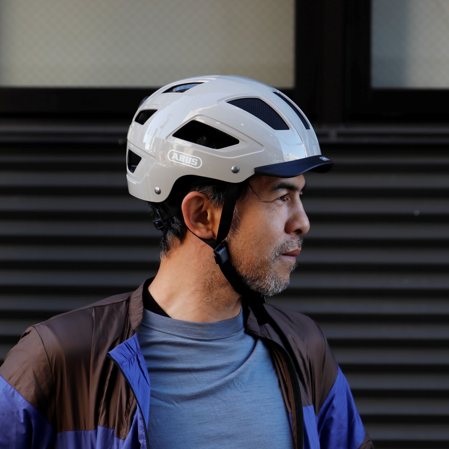 BLOG ～街乗りにオススメのヘルメット～ ゴテゴテとしないシンプルな