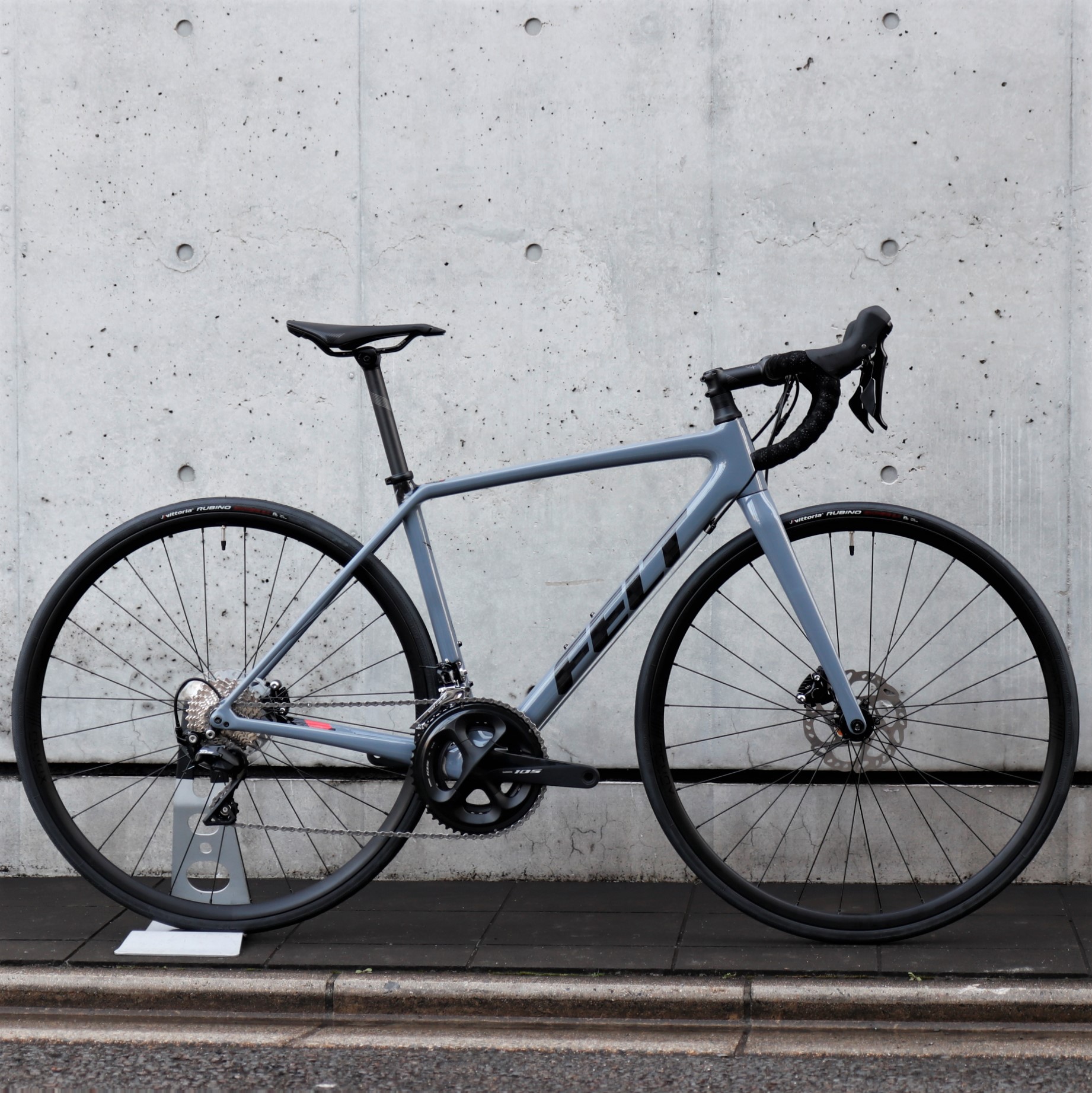 速くおよび自由な 黒水玉ドット柄 ロードバイク 自転車 サイクル ジャージ シマノ105 カーボン