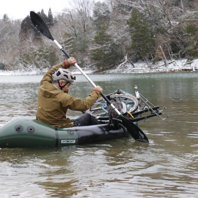 【ハテナサイクリング】BIKE RAFTING！雪景色の中パックラフトで舟遊びしてきました