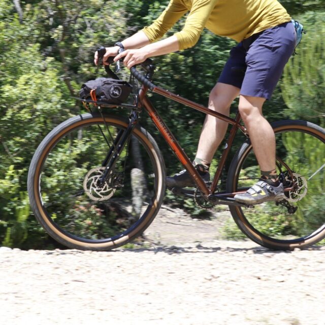 【アウトレット】大冒険だけじゃない。遊びと暮らしを豊かにしてくれるダイナモ＆ラック付きアドベンチャーバイク【BOMBTRACK（ボムトラック）】 BEYOND 2（ビヨンド ２）