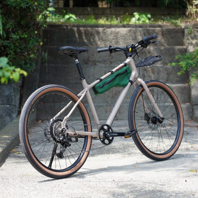 やっぱり良いぞ、【 KONA / コナ 2025モデル】DEW （デュー）！「クロスバイク」以上の価値ある一台。