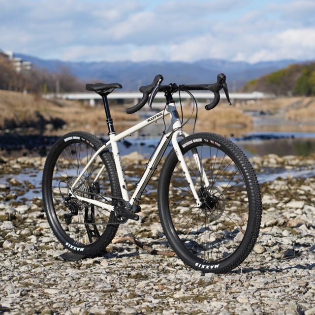 舗装路でも実は速い超万能機【KONA】SUTRA LTD　待望の2026年モデル入荷。