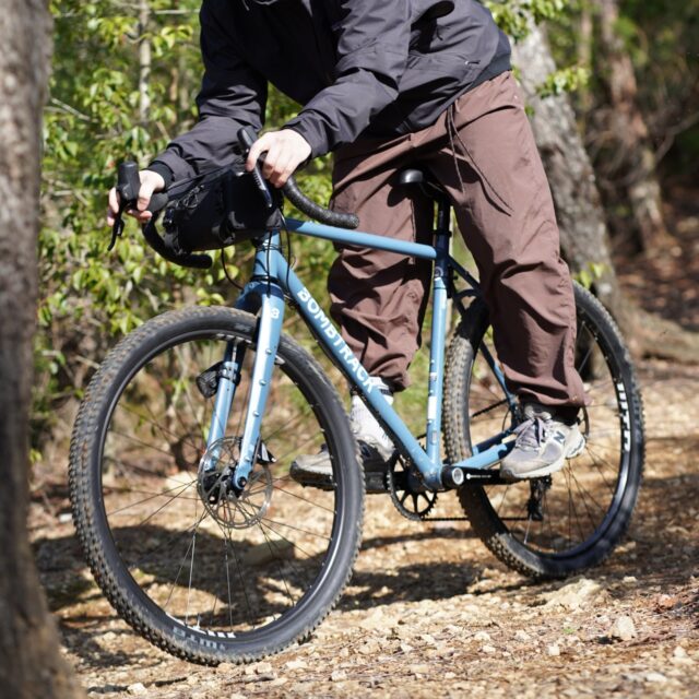 【BOMBTRACK HOOK EXT】異次元の加速感。振り回して楽しい唯一無二のアドベンチャーグラベル