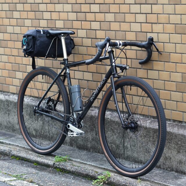 【カスタムバイクチェック】引き算の妙。FIXED GEAR FREE STYLE から生まれたシングルスピードグラベルツアラー【BOMBTRACK】ARISE