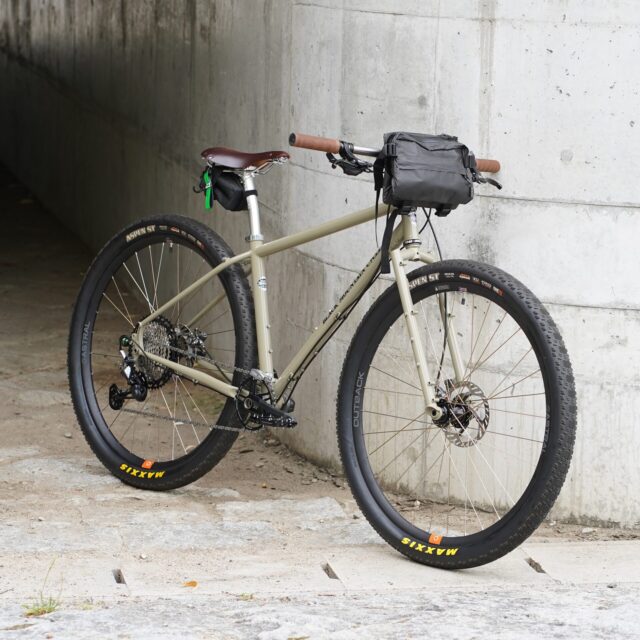 日常も楽しめるアドベンチャー×フラットバー【BLACK MOUNTAIN CYCLES（ブラックマウンテンサイクルズ）】la cabra（ラカブラ）