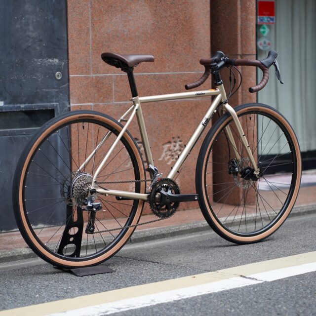 FUJI MILESDOVES|モダングラベルにクロモリ・ホリゾンタルの美学を